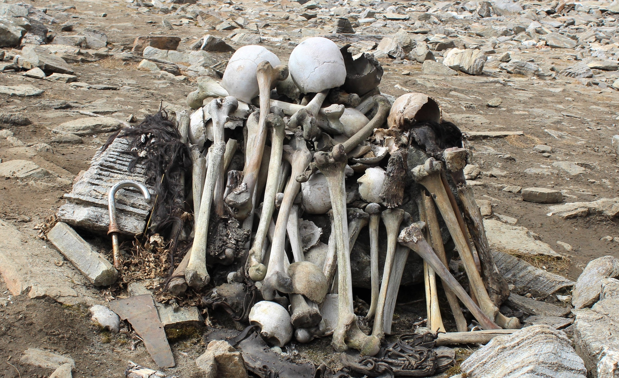 Roopkund Lake: అక్కడికి వెళ్లాలంటే గుండె ధైర్యం ఎక్కువే ఉండాలి.. సరస్సు నిండా అస్తిపంజరాలే మరి..!