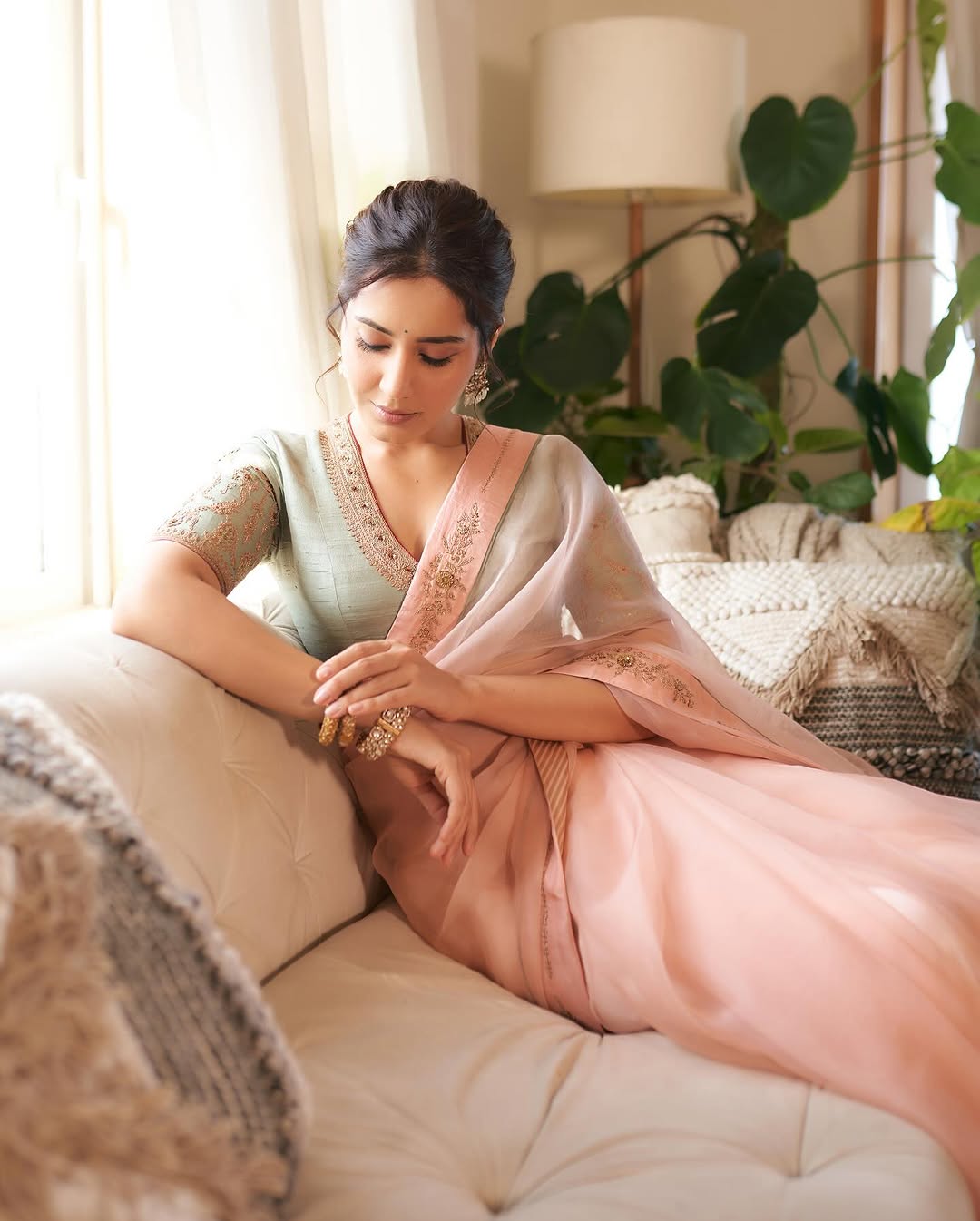 Raashii Khanna Photo Gallery