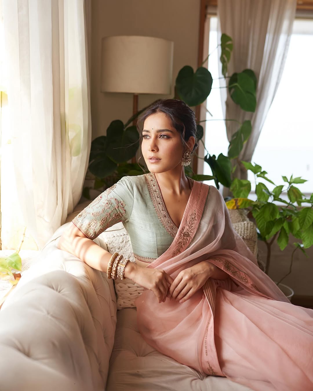 Raashii Khanna Photo Gallery