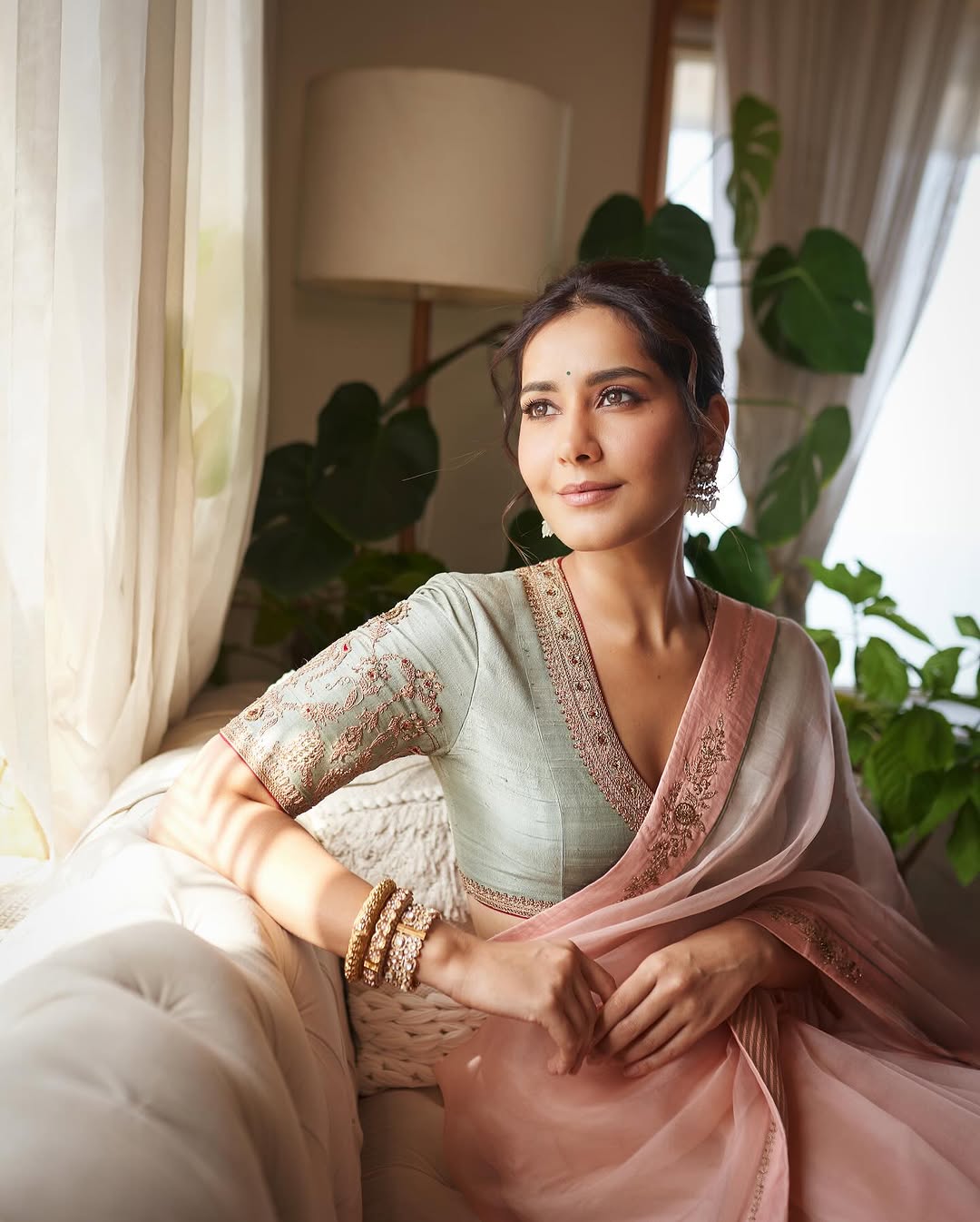 Raashii Khanna Photo Gallery