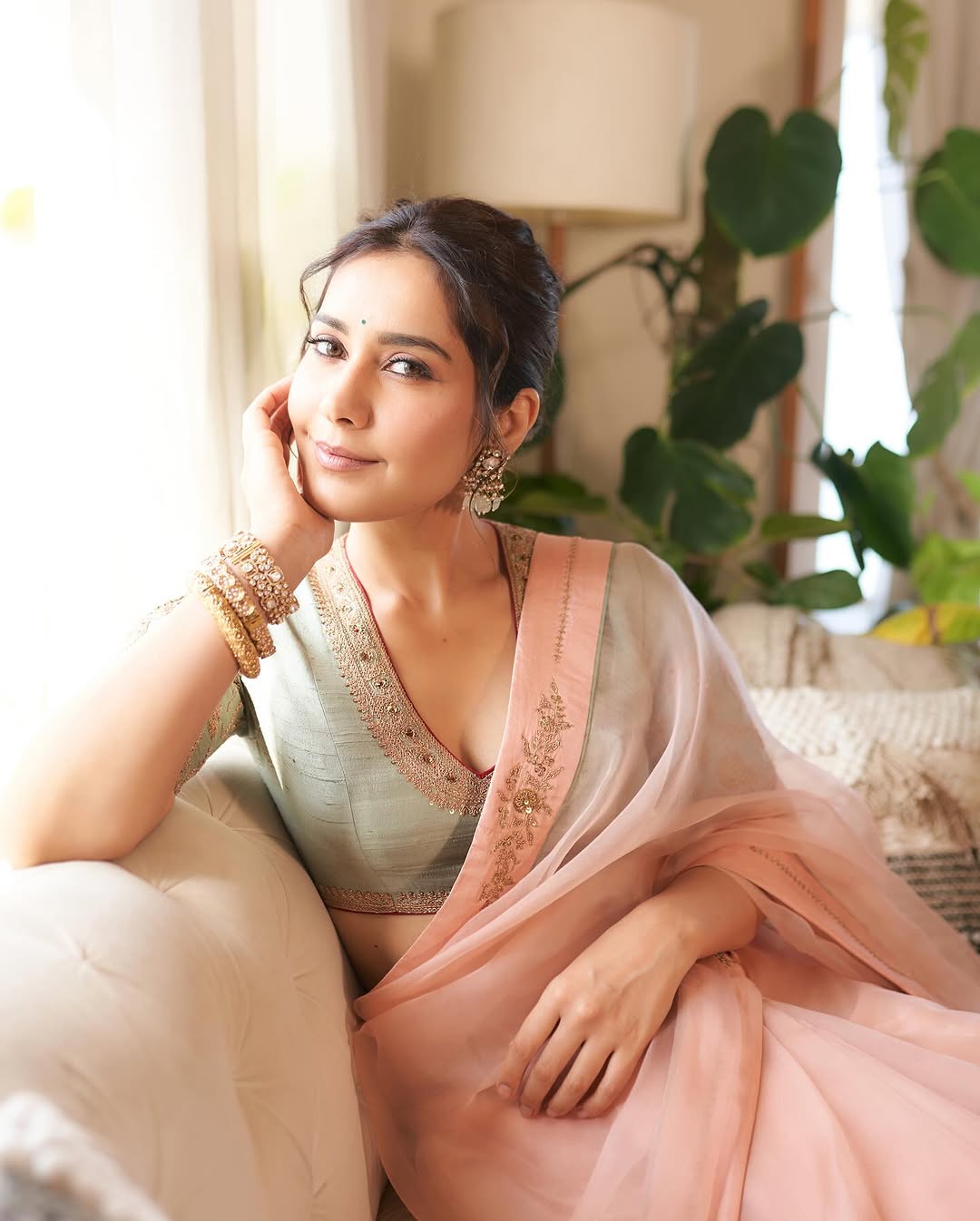 Raashii Khanna Photo Gallery