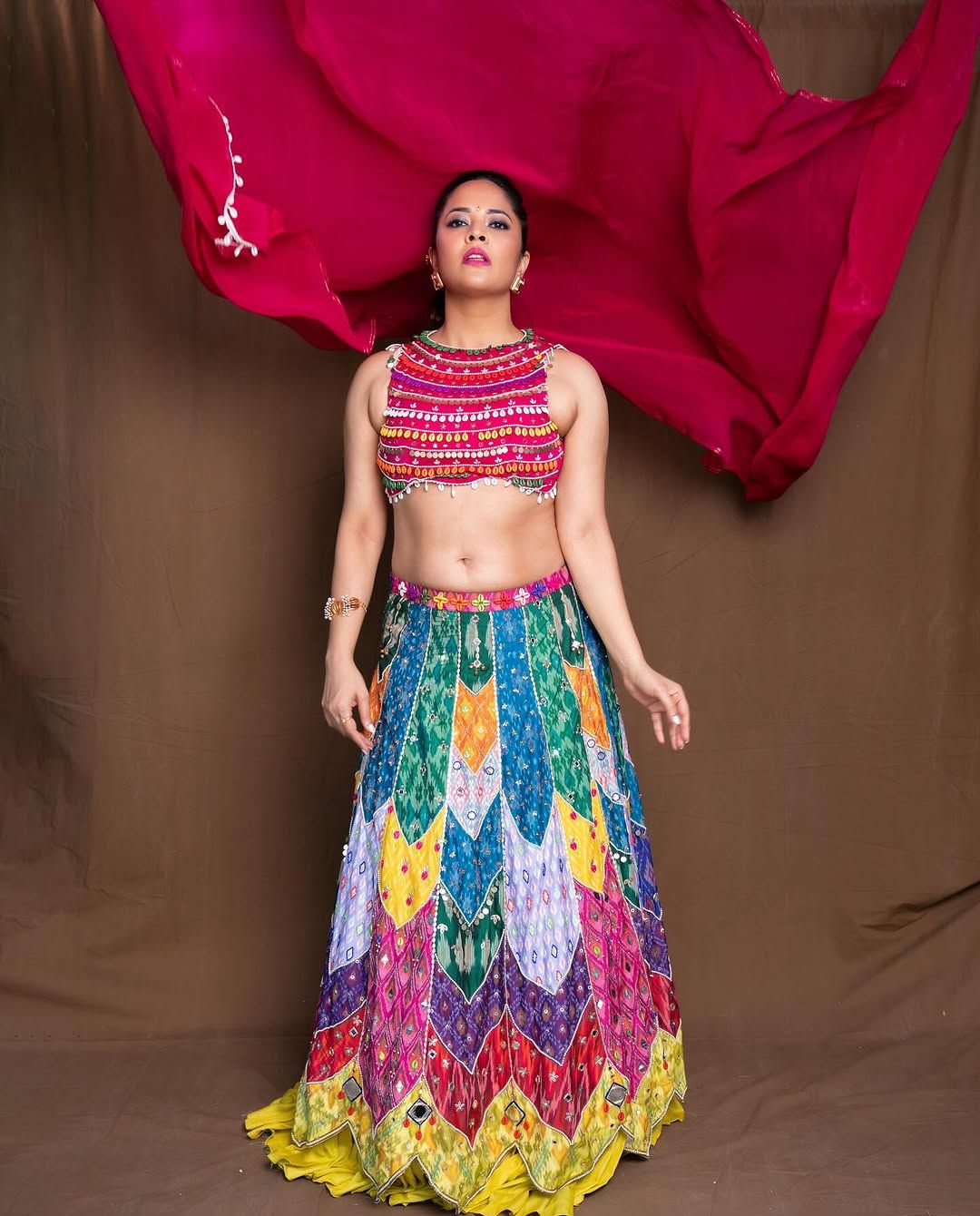 Anasuya Bharadwaj: అతుకుల డ్రెస్ లో అనసూయ.. అందం కూడా అసూయపడేలా..!