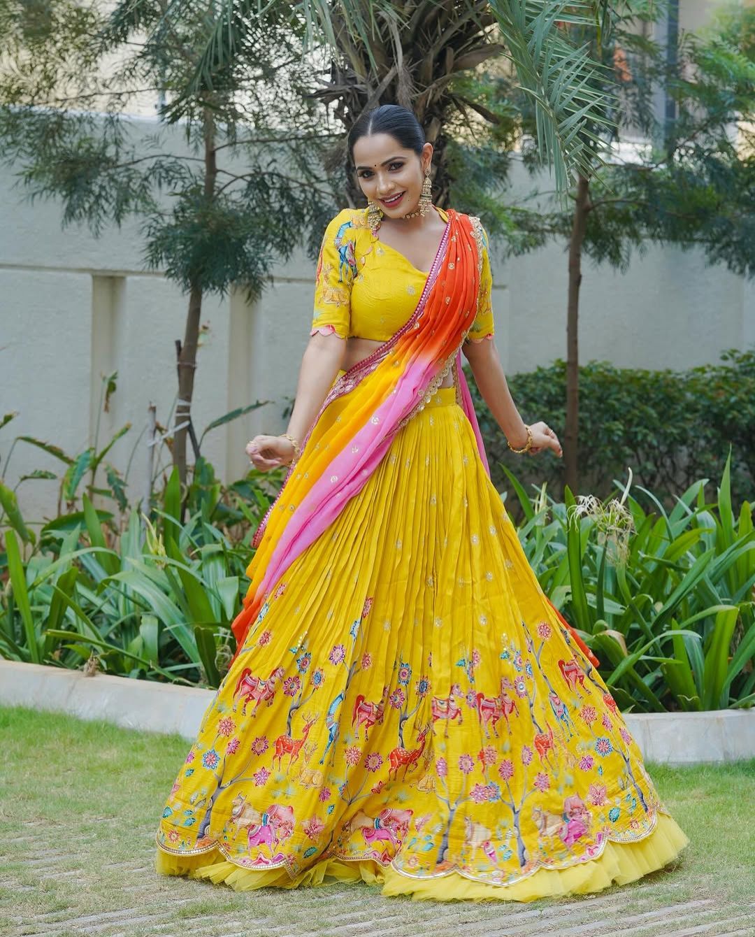 Shobha Shetty : ఎల్లో థీమ్.. కలంకారి లెహంగాలో ఆకట్టుకుంటున్న శోభా శెట్టి..!