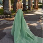 Janhvi Kapoor: బ్యాక్ లెస్ తో చెమటలు పట్టిస్తున్న జాన్వీ.. ప్రపంచం కళ్లన్నీ ఆమె వైపే..!