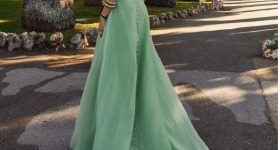 Janhvi Kapoor: బ్యాక్ లెస్ తో చెమటలు పట్టిస్తున్న జాన్వీ.. ప్రపంచం కళ్లన్నీ ఆమె వైపే..!