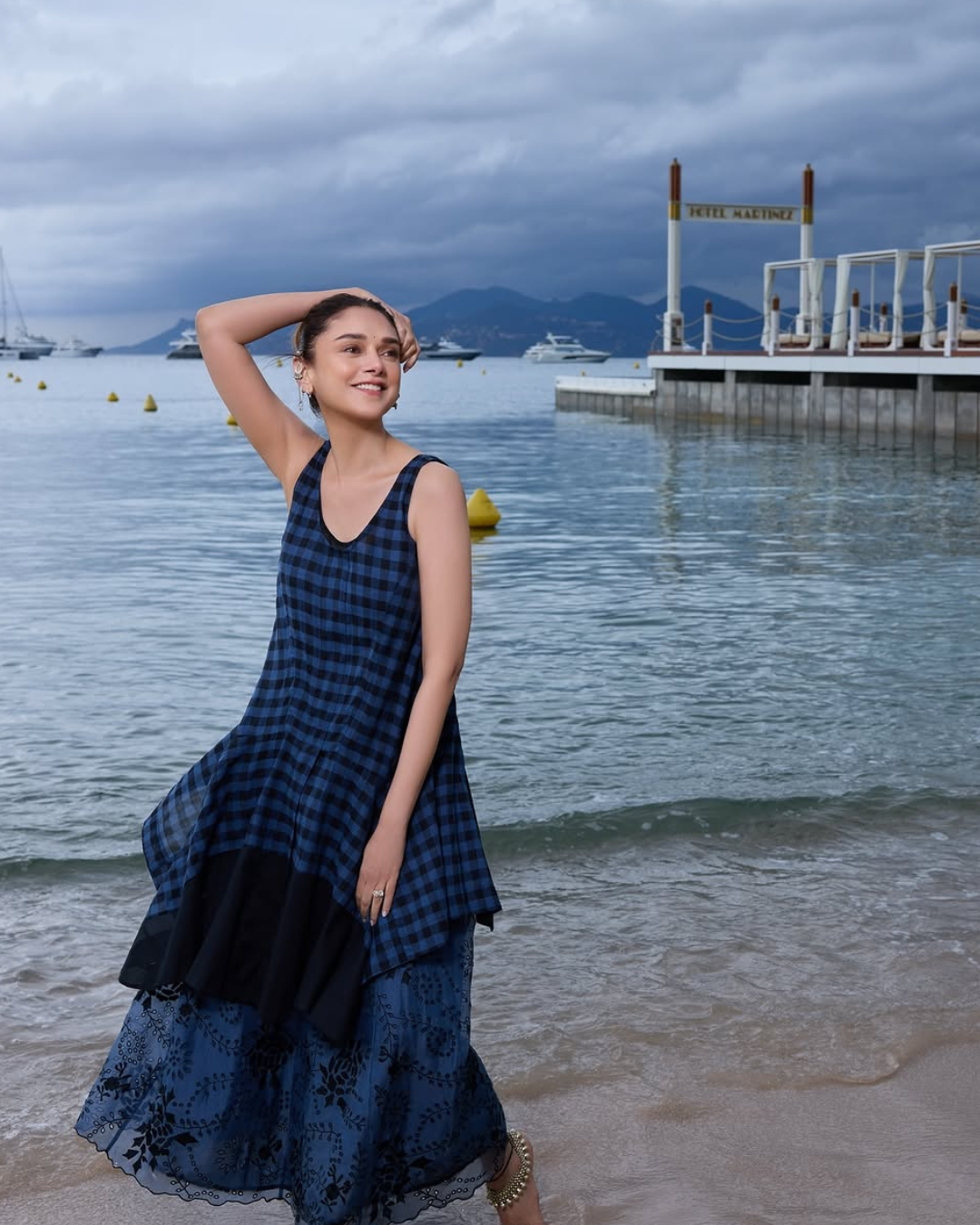 Aditi Rao Hydari : సముద్ర అలల మధ్య వయ్యారాలతో పిచ్చెక్కిస్తున్న అదితి..