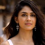 Mrunal Thakur: రెండు పడవల మీద ప్రయాణం.. సేఫ్ అయితే ఓకే.. లేదంటే ?
