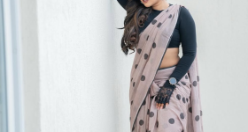 Sravanthi Chokarapu : చీరలో చెమటలు పట్టిస్తున్న స్రవంతి.. బాబోయ్ కష్టమే..
