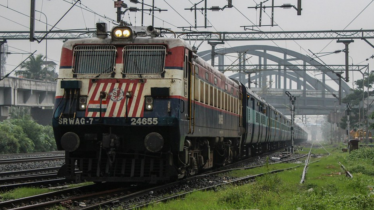Robbery in Train: రెచ్చిపోయిన దొంగలు.. సిగ్నల్ వైర్లు కట్ చేసి.. చెంగల్‌పట్టు ఎక్స్‌ప్రెస్‌లో భారీ దోపిడీ