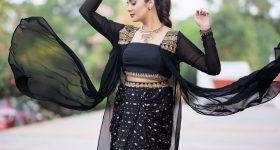 Sreemukhi: బ్లాక్ అవుట్ ఫిట్ లో నడుము అందాలు హైలెట్ చేస్తున్న శ్రీముఖి!