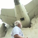 Modi Photo: విమానం వద్ద మోదీ.. విపరీతంగా ట్రోల్ అవుతున్న ఫొటో