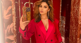 Urvashi Rautela: మిర్రర్ ముందు ఊర్వశి క్యూట్ సెల్ఫీ.. పింక్ కోటులో భలే ఉంది..