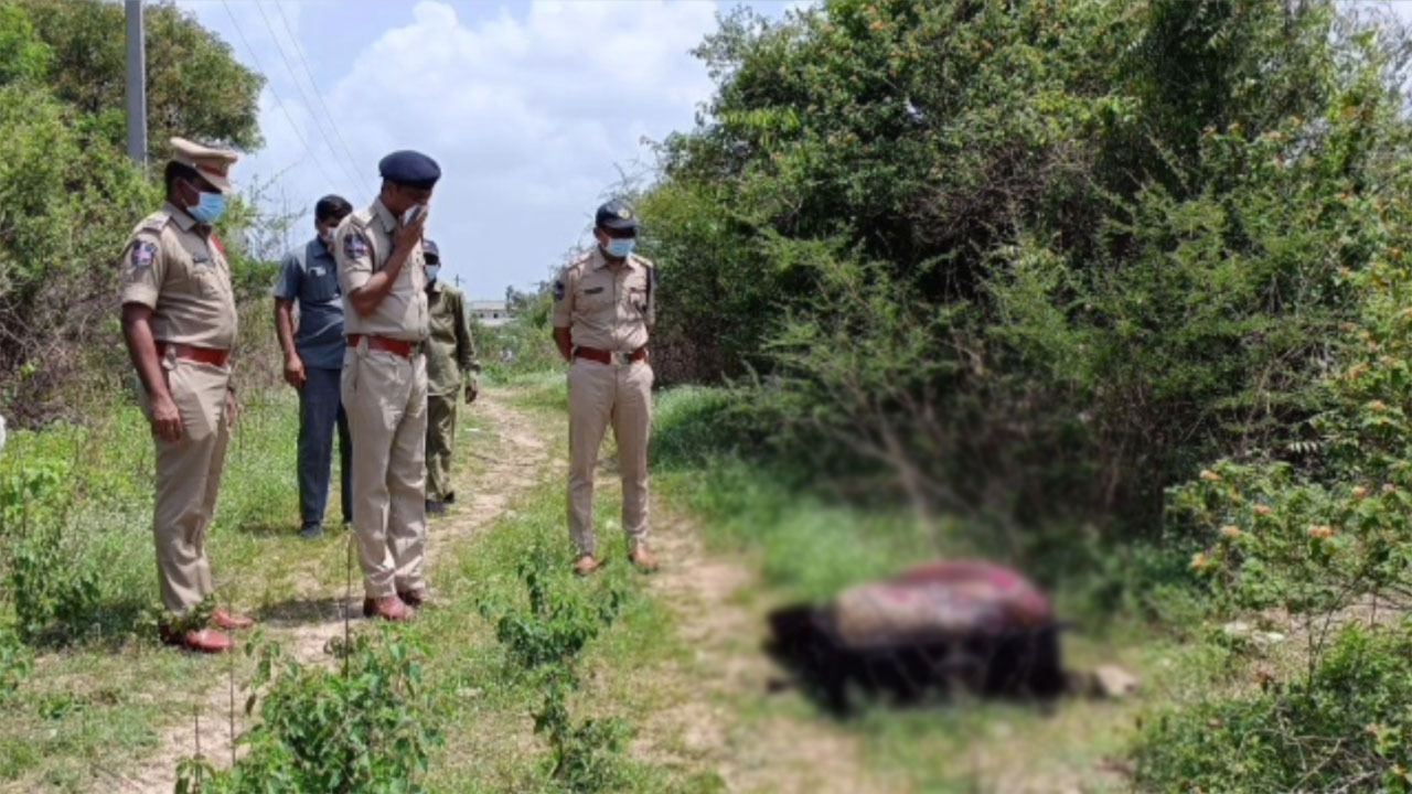 Hyderabad : సూట్‌కేస్‌లో యువతి డెడ్‌బాడీ.. రెడ్ డ్రెస్సే ఆధారం!