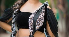 Ariana Glory : నల్లంచు చీరలో అరియనా అరాచకం.. అబ్బా ఏంది మామ ఈ స్టిల్స్...