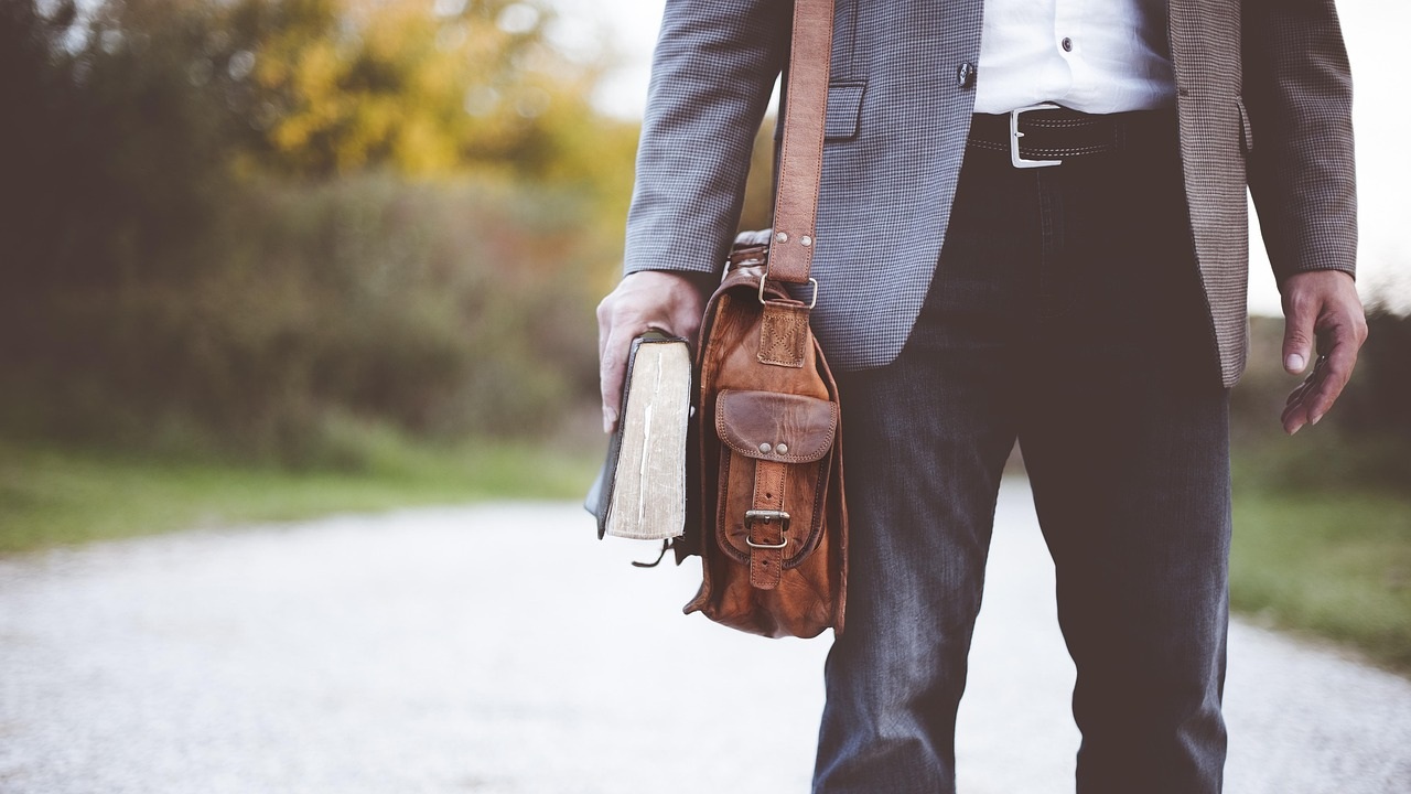 Office Bag Vastu: ఉద్యోగంలో ఎదగాలంటే మీ ఆఫీస్ బ్యాగ్ నుంచి ఈ మూడు వస్తువులు తీసి పడేయండి