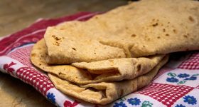 Soft Roti tips: రోటీలు, చపాతీలు మృదువుగా రావాలంటే గోధుమ పిండిలో ఈ పదార్థాన్ని చిటికెడు వేయండి చాలు