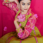 Sreemukhi : చేతిలో కలవలతో కొంటె చూపులతో కవ్విస్తున్న శ్రీముఖి..