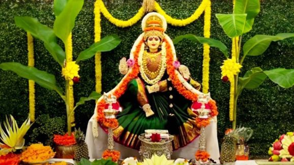 Lakshmi Puja: శ్రావణ శుక్రవారం లక్ష్మీదేవిని ఇలా పూజిస్తే.. సిరి సంపదలు మీ సొంతం