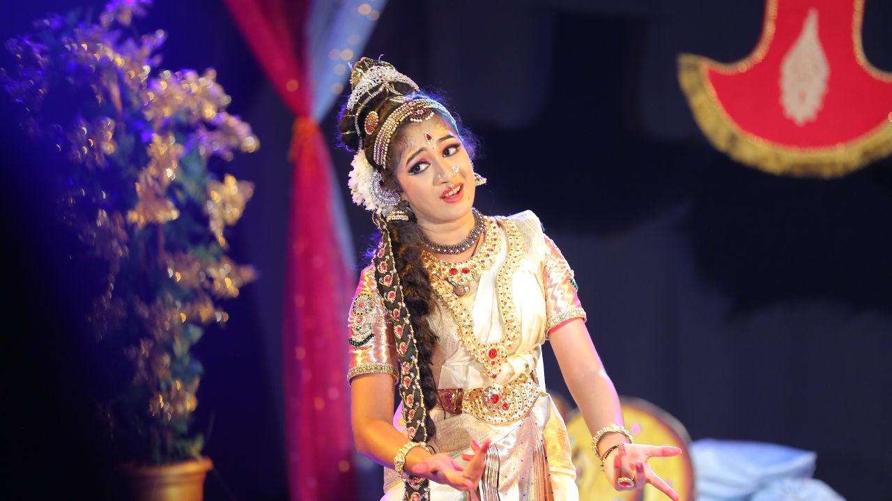 Akshara Devalla: కూచిపూడి నాట్యంలో అక్షర దేవళ్ల సరికొత్త రికార్డ్.. రెండున్నర గంటల్లో నాన్‌స్టాప్‌గా నృత్య ప్రదర్శన