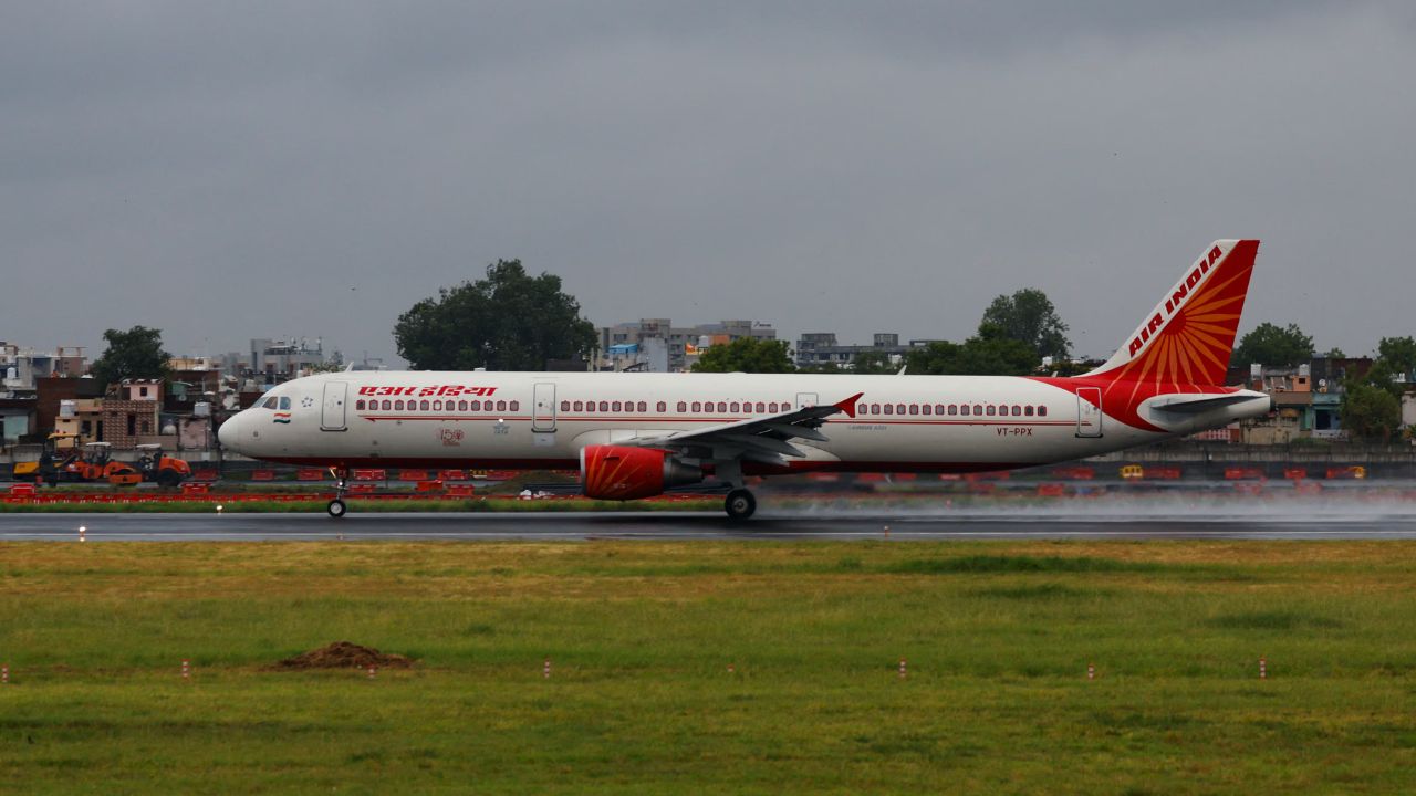 Plane Crash: ఎయిర్ ఇండియా విమానంలో మంటలు.. ఒక్కసారిగా ప్రయాణికులంతా..?