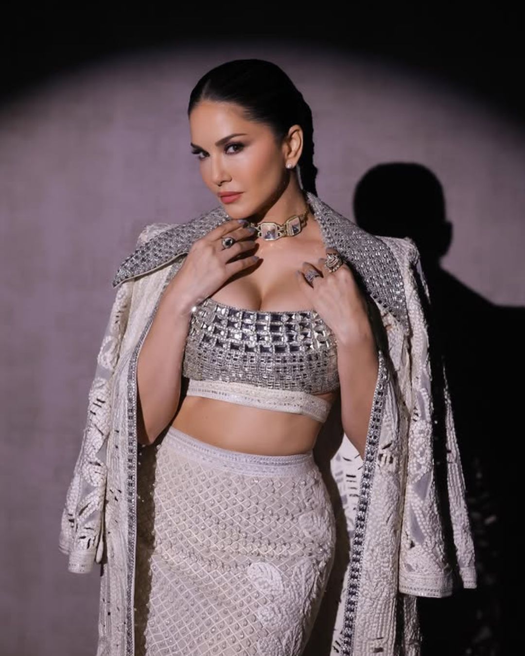 Sunny Leone : అబ్బా.. ఇలా చూపిస్తే కుర్రాళ్ళు తట్టుకోలేరు సన్నీ..