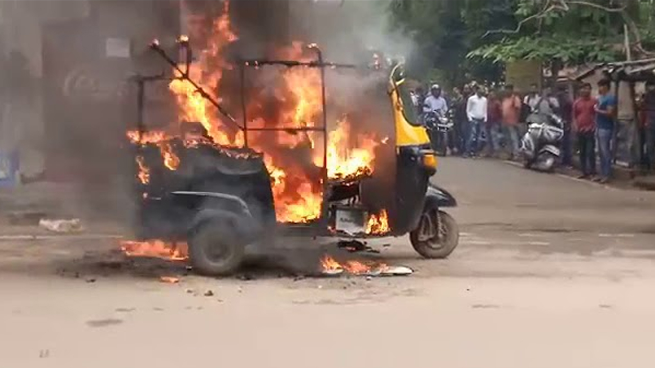 Road Accident: చెట్టుకు ఢీకొన్న ఆటో.. స్పాట్‌లోనే ఏడుగురు