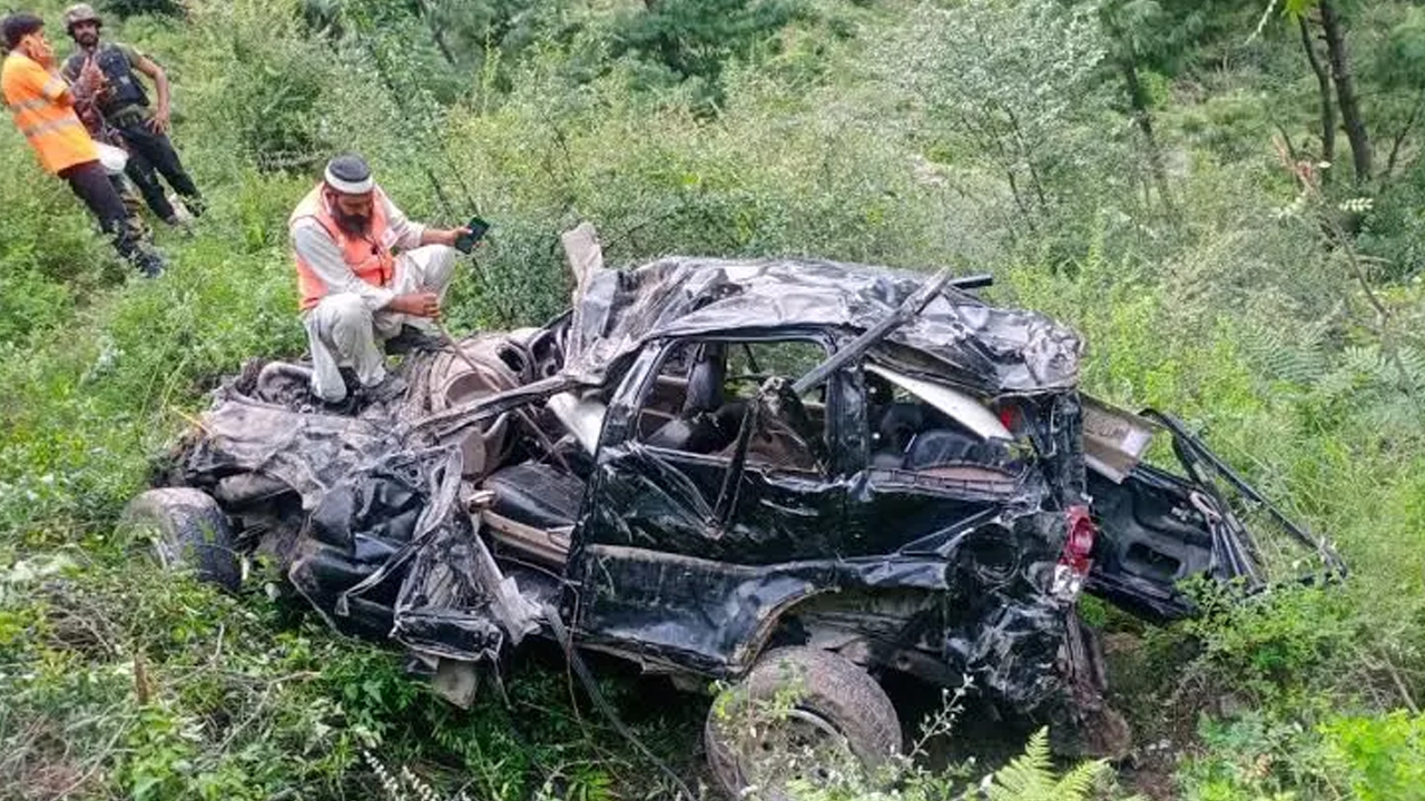 Road Accident: లోయలో పడిపోయిన పర్యాటకుల వాహనం.. స్పాట్‌లోనే ఐదుగురు మృతి