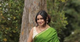 Anikha Surendran: చిలుక పచ్చ చీరలో అనిఖా వయ్యారాలు - చంపేస్తున్నావ్‌ అంటున్న కుర్రకారు