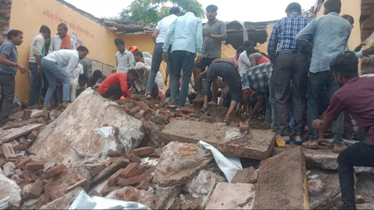 School Building collapse: కుప్పకూలిన స్కూల్ పైకప్పు.. చిక్కుకున్న చిన్నారులు..