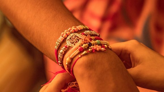 Rakhi Auspicious time: మీ అన్నదమ్ములకు రాఖీ కట్టాలనుకుంటున్నారా? శుభ ముహూర్తం ఎప్పుడో తెలుసుకోండి