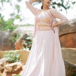 Sreemukhi : మత్తేక్కించే చూపులతో మెస్మరైజ్ చేస్తున్న శ్రీముఖి.. భలే ఉంది బాసూ…