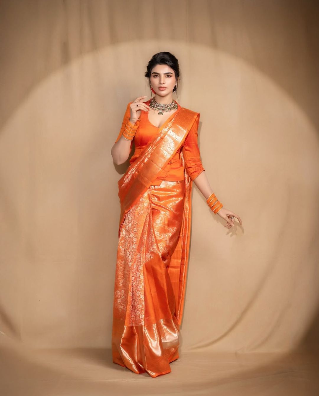 Jabardasth Varsha: పట్టుచీరలో కూడా సెగలు పుట్టిస్తున్న వర్షం.. అందానికి దాసోహం..