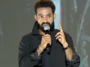 War 2 Pre release: అభిమానులపై కోప్పడిన తారక్.. ఇక్కడి నుంచి వెళ్లిపోనా అంటూ!