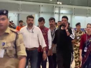Mohammed Siraj :  ఇండియా గడ్డపై అడుగుపెట్టిన సిరాజ్… ఎయిర్ పోర్టులో ఆయన ఫాలోయింగ్ చూడండి