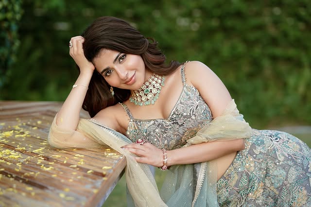 Iswarya Menon Photo gallery