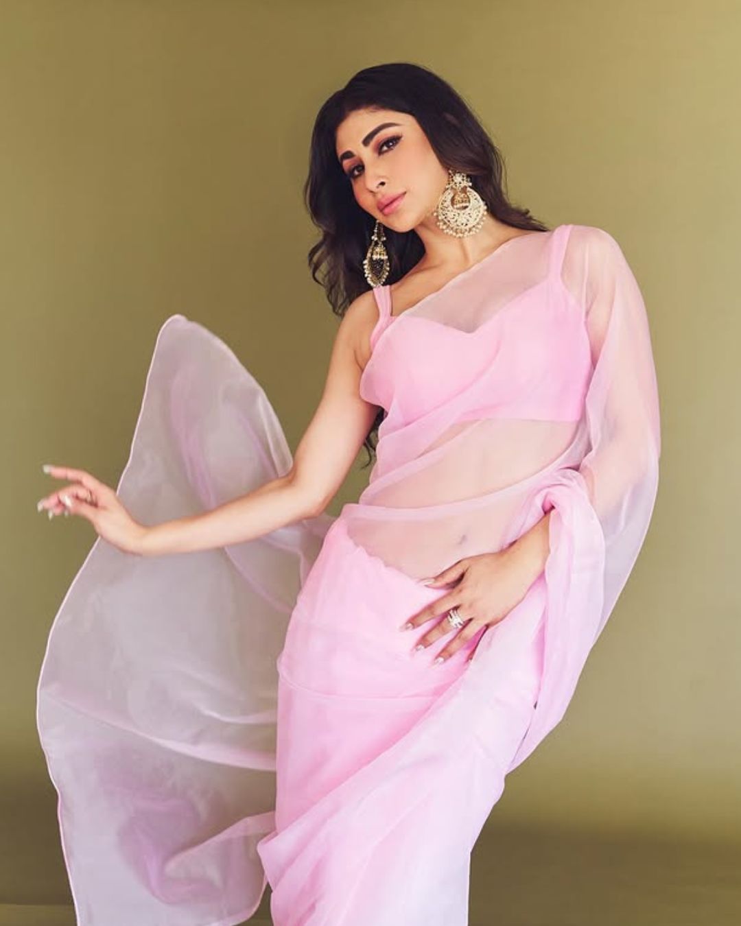 Mouni Roy : పింక్ శారీలో నాగిని బ్యూటీ క్యూట్ స్టిల్స్.. ఏముంది బాబు…