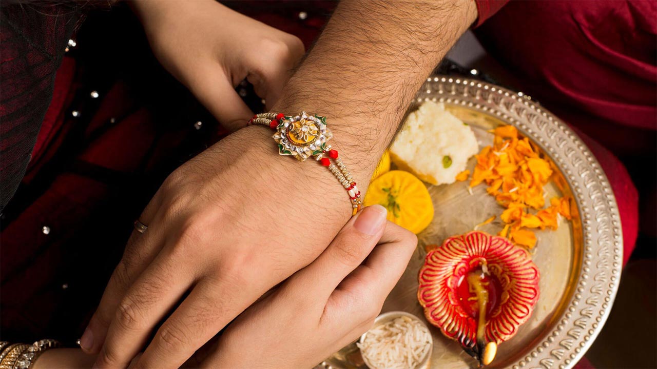 Raksha Bandhan: కర్రలకు రాఖీ కట్టే ఆచారం.. వందల ఏళ్లుగా రక్షాబంధన్ జరుపుకోని గ్రామాలు.. కారణం ఇదేనా?