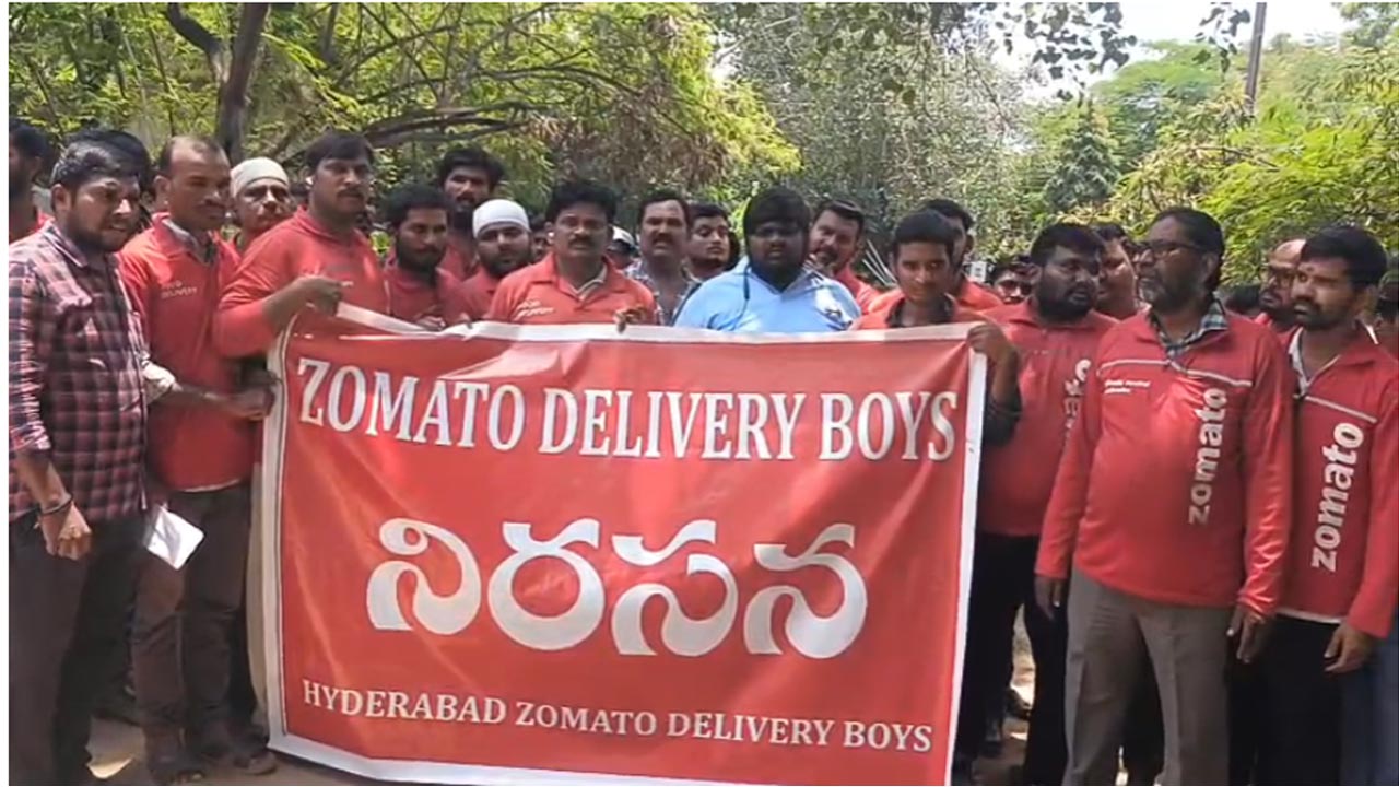 Zomato Boys: ఉప్పల్‌లో రోడ్డెక్కిన జొమోటో డెలివరీ బాయ్స్…