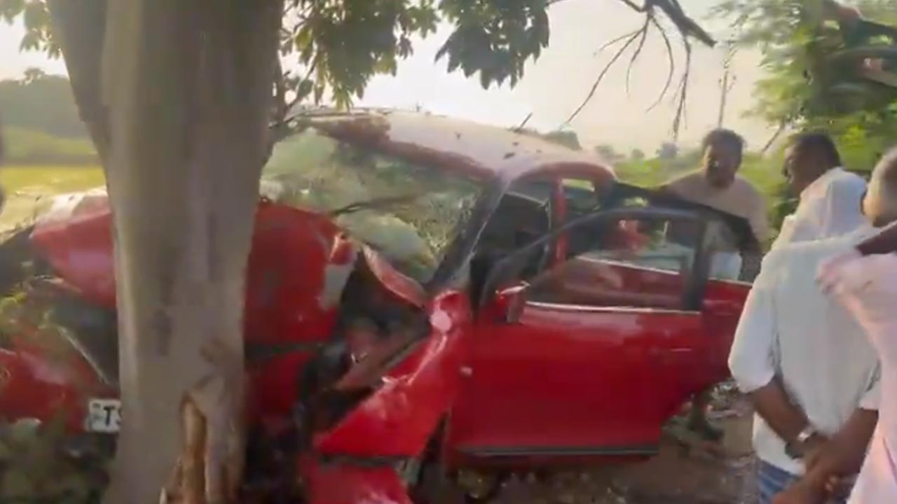 Road Accident: చెట్టును ఢీకొట్టిన కారు.. ఒకరు మృతి, మరో ఆరుగురికి గాయాలు