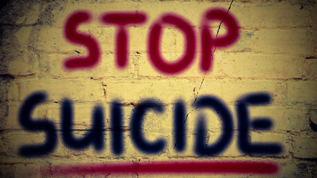 Student Suicide: క్లాస్‌రూమ్‌లో ఉరి వేసుకొని ఇంటర్ విద్యార్థిని సూసైడ్.