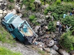 Jammu Kashmir: లోయలో పడిన ఆర్మీ వాహనం.. ఇద్దరు జవాన్లు మృతి, 12 మందికి గాయాలు..